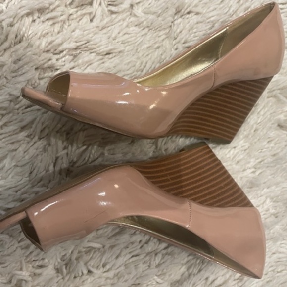 Liz Claiborne Beige Wedge Ladies Shoes Size 7 - Picture 2 of 3